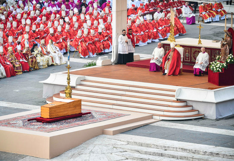 Begräbnismesse für Benedikt XVI.