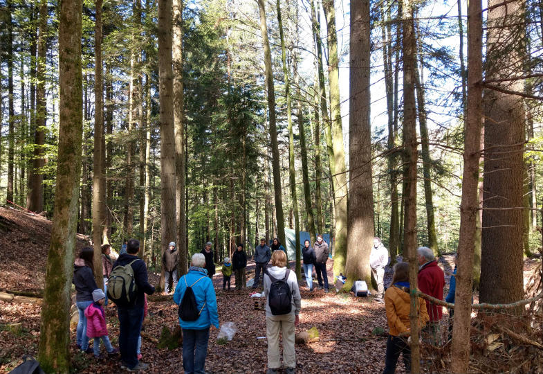 Menschen im Wald