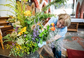 Blumenschmuck im Kirchenraum