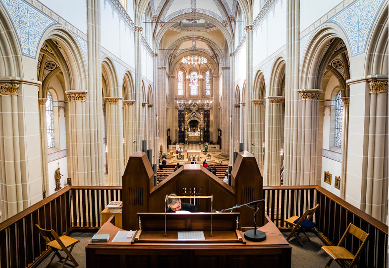 Ein Organist an der Orgel