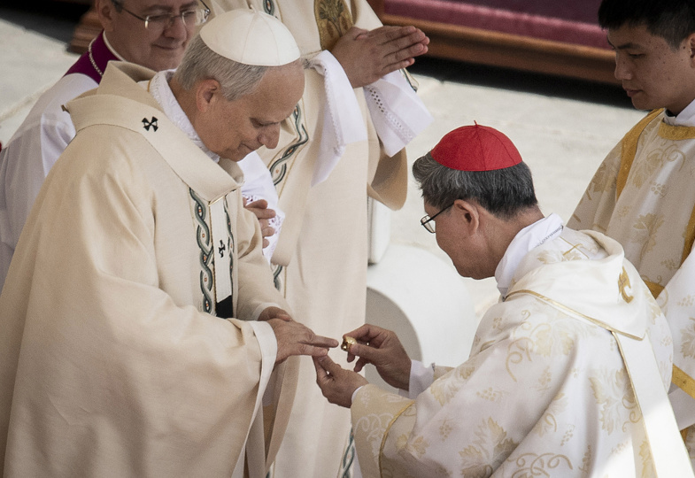 Papst Leo XIV. erhält den Fischerring