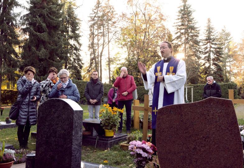 Pilger der Hoffnung: Impulse für einen Friedhofsgang an Allerheiligen/Allerseelen mit drei Stationen