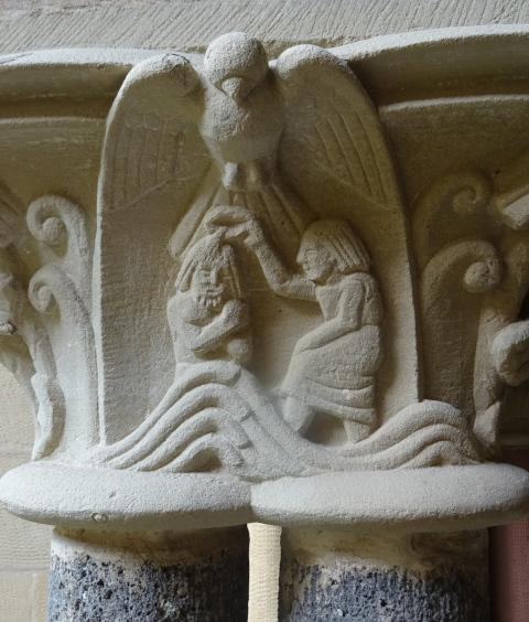 Taufe Jesu (Kapitell im Kreuzgang Benediktinerabtei St. Matthias, Trier; Willi Hahn, 1950er-Jahre)