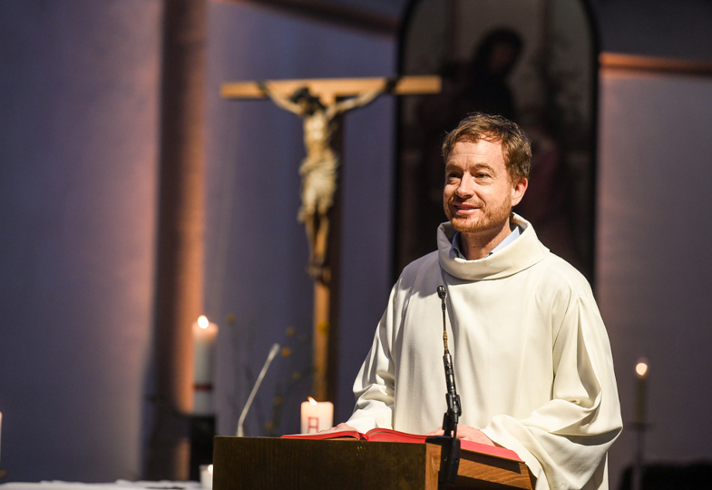 Ein Lektor bei der Schriftverkündigung