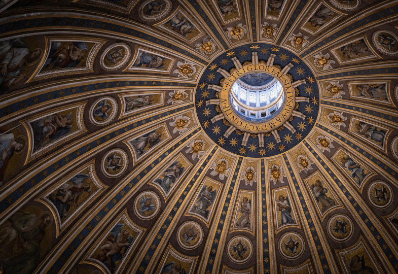 Innenansicht der Kuppel im Petersdom im Vatikan