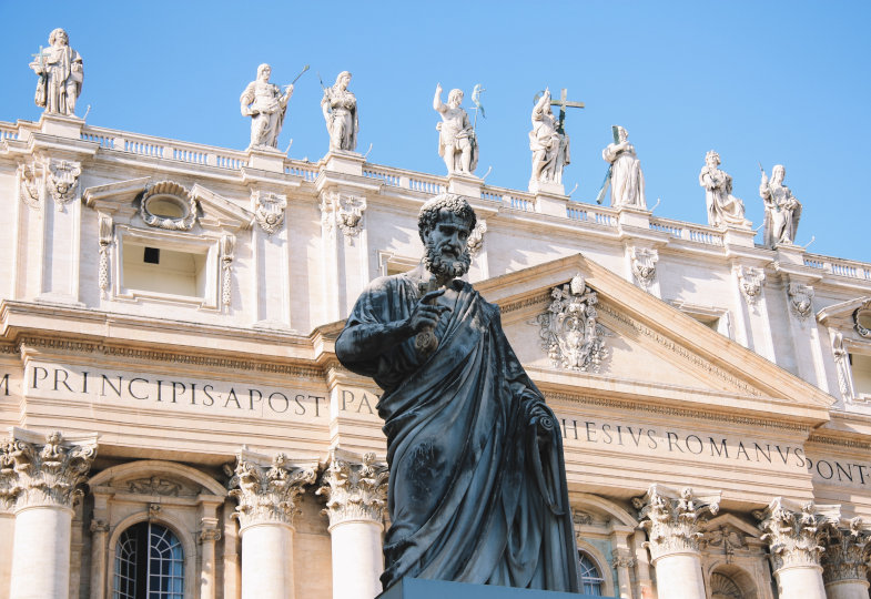 Petrus-Statue auf dem Petersplatz in Rom