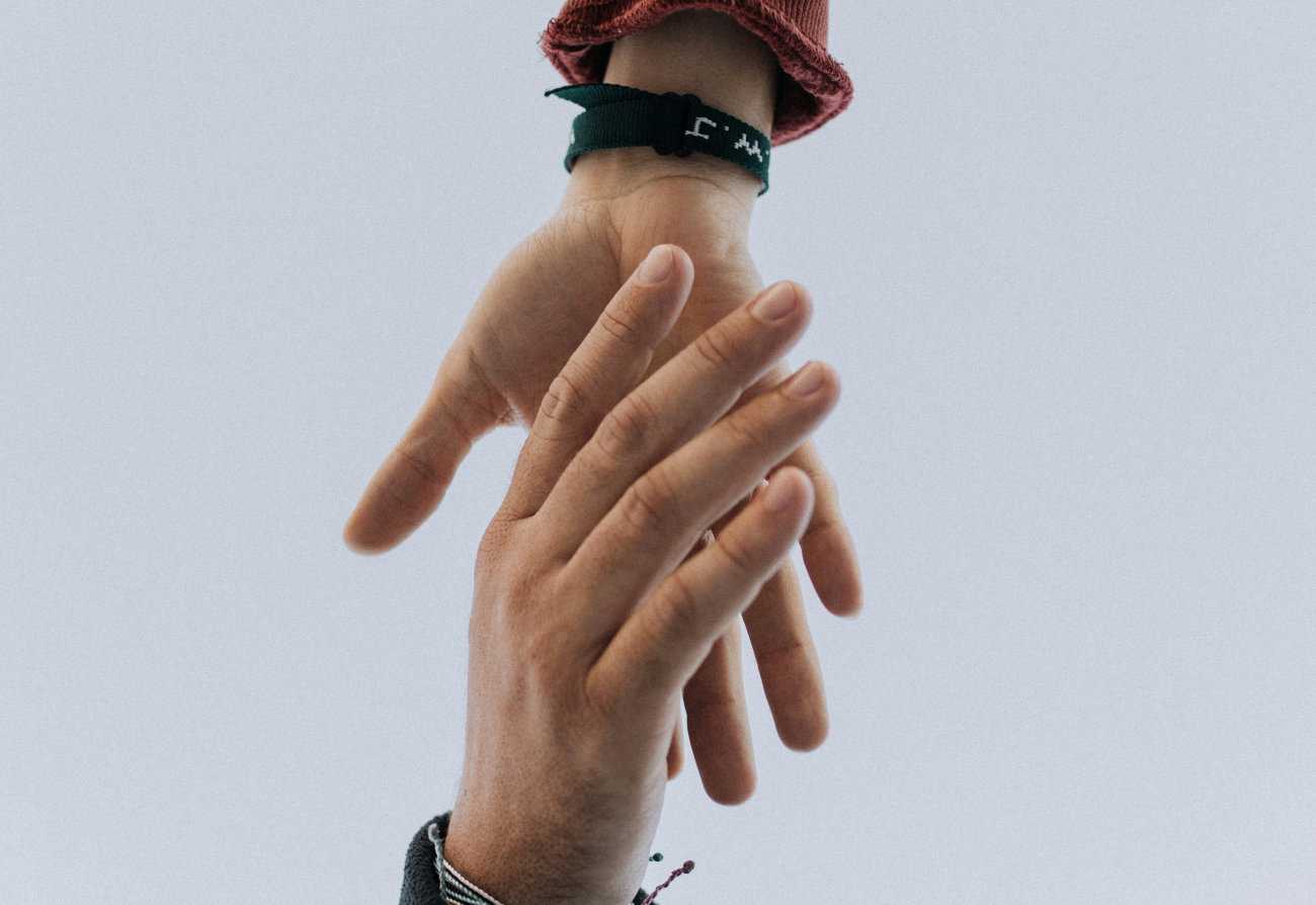 Zwei Menschen reichen sich die Hand