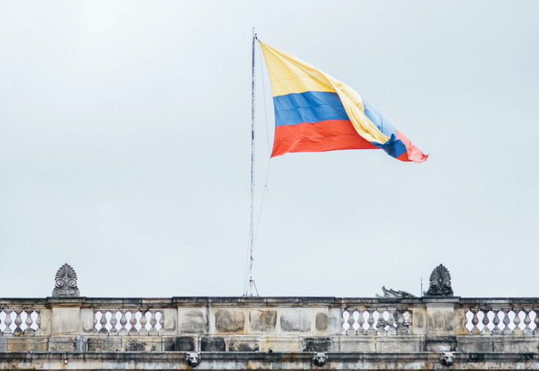 Flagge von Kolumbien auf einem Gebäude