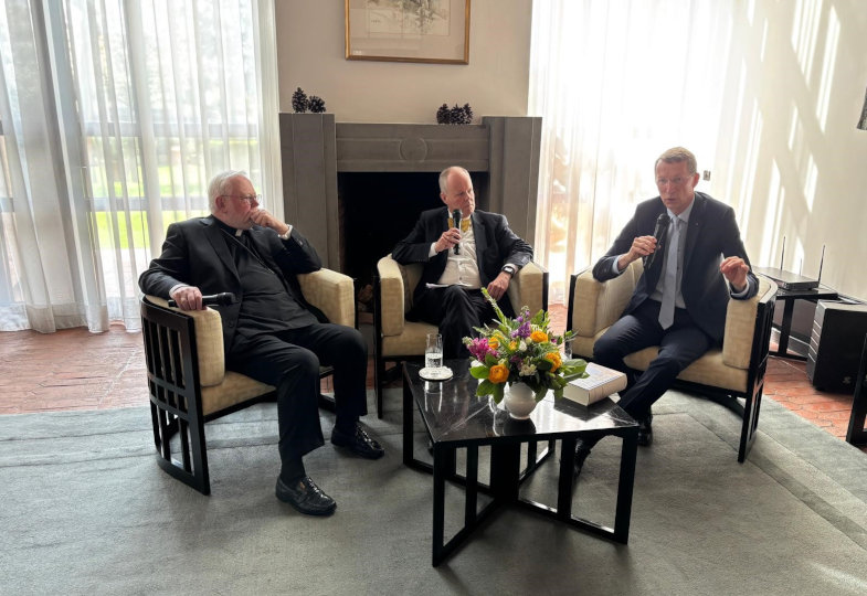 Paul Gallagher, Stefan Orth und Matthias Kopp bei einer Diskussion in Rom