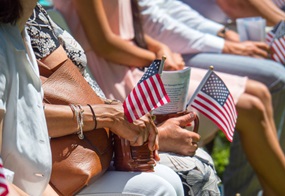 Menschen halten amerikanischen Flaggen in den Händen