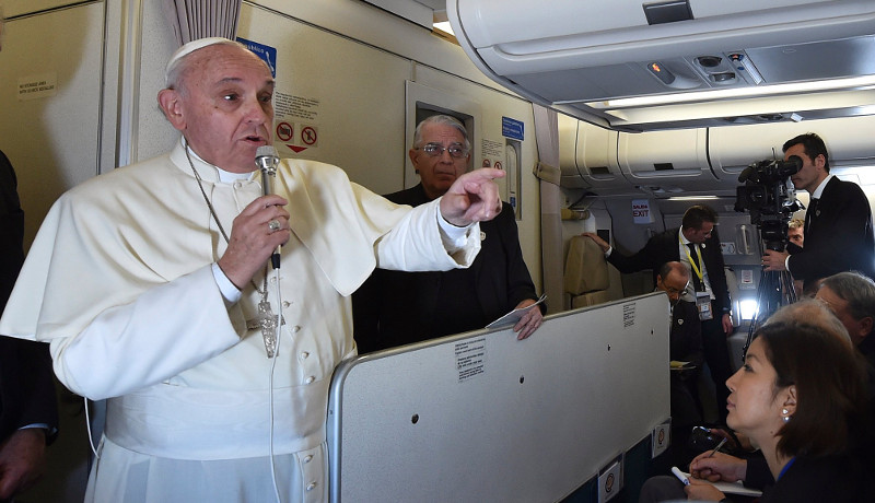 Papst Franziskus: Pressekonferenz im Flieger