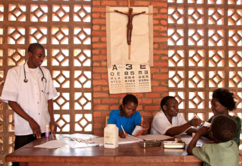 Gesundheitscheck in einem Kirchenraum in Sambia