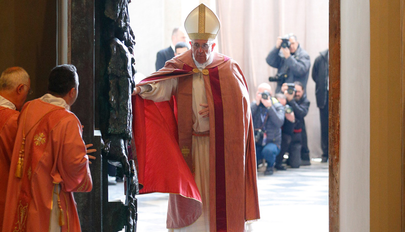 Papst Franziskus öffnet die Heilige Pforte der Lateranbasilika in Rom am 13. Dezember 2015 zum Beginn des Heiligen Jahres der Barmherzigkeit.