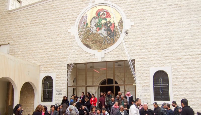 Orthodoxe Christen verlassen die Kirche Sankt Georg im syrischen Maalula nach dem Ostergottesdienst.