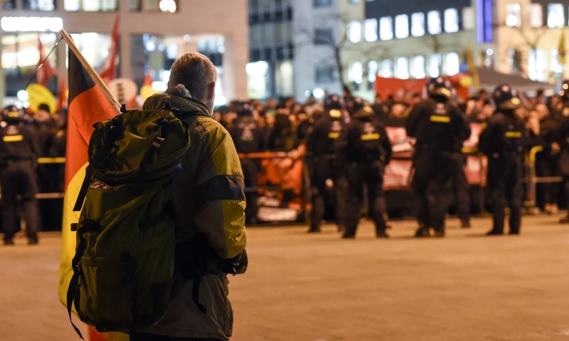 Rechtsextremisten treffen auf Gegendemonstranten