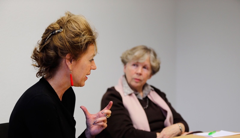 Barbara Vinken (li.) und Hanna-Barbara Gerl-Falkovitz (re.) im Gespräch über die Rolle der Frau in der Kirche.