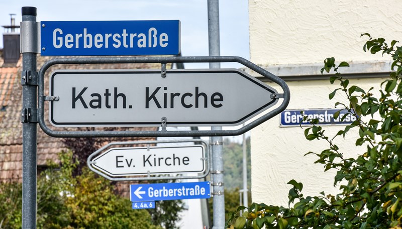 Beschilderung zur evangelischen und zur katholischen Kirche