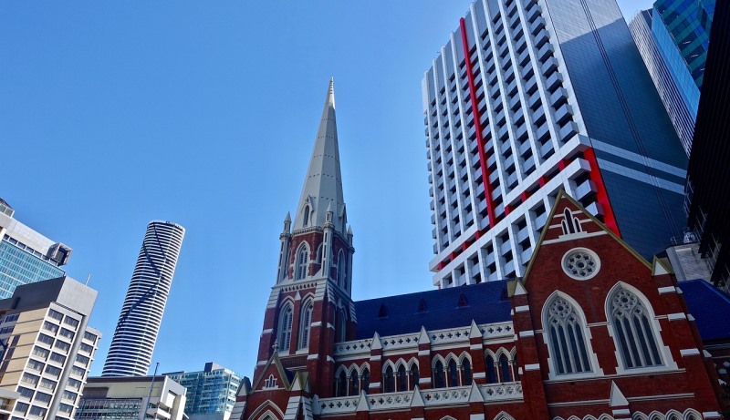 Kirche zwischen Hochhäusern