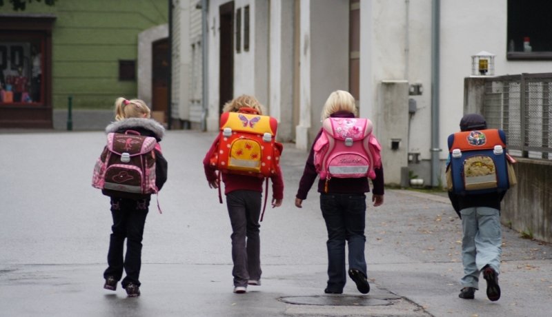 Schulkinder auf dem Weg zur Schule