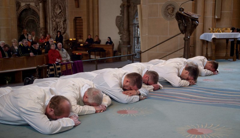 Weihe Ständiger Diakone am 14. März 2009 im Dom zu Paderborn. Während der Allerheiligenlitanei liegen die Weihekandidaten auf dem Boden.