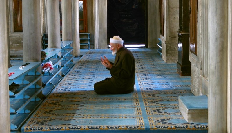 Betender Mann in der Moschee