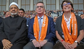 Thomas de Maizière und Großscheich Ahmad Al-Tayyeb auf dem Kirchentag 2017