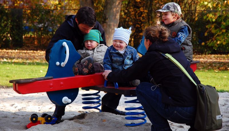 Familie auf dem Spielplatz