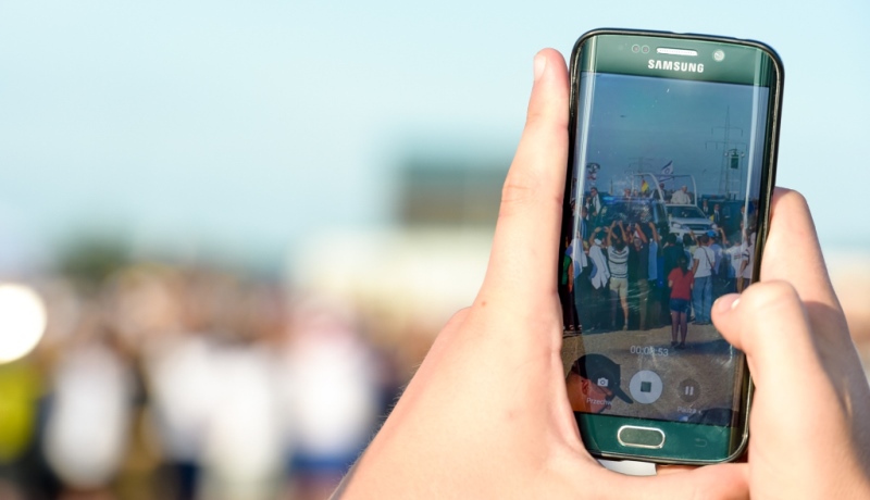 Hände halten Smartphone in die Höhe