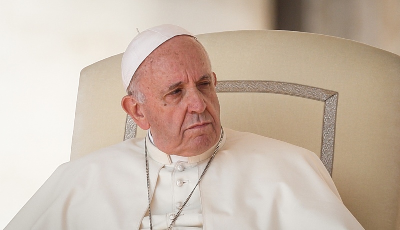 Papst Franziskus wendet seinen Blick ab
