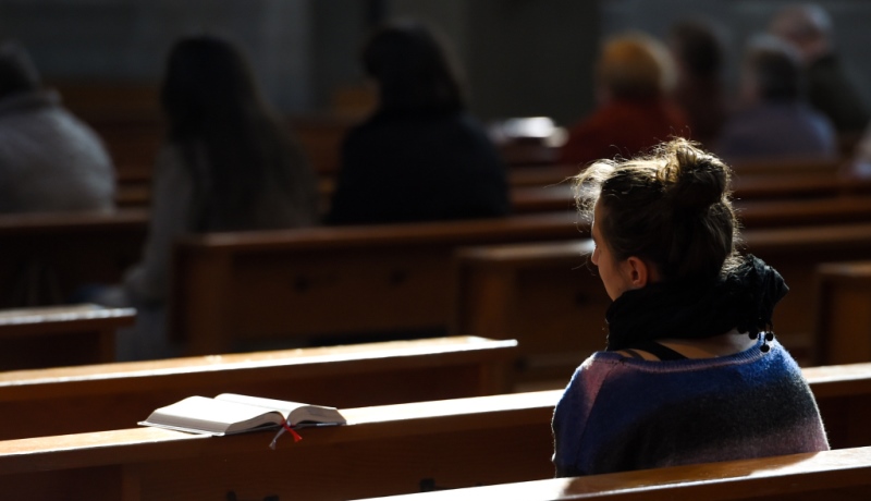 Menschen sitzen in einer Kirche