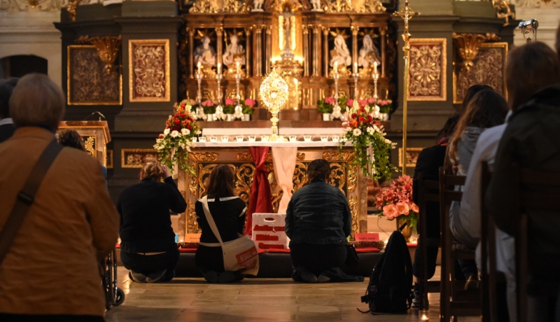 Anbetung in einer Kirche