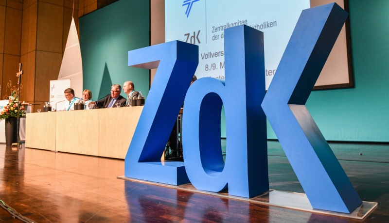 ZdK-Vollversammlung mit Buchstaben "ZDK" im Vordergrund