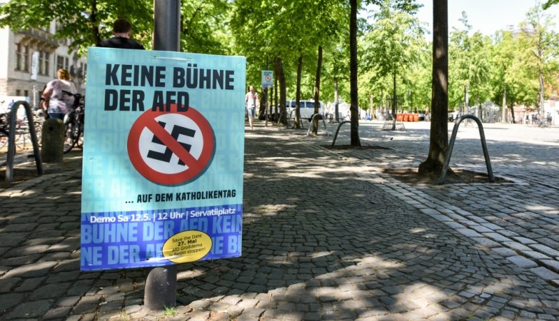 Anti-AfD-Schild auf Straße