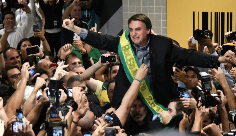 Jair Bolsonaro nach seinem Wahlsieg 2018 umgeben von Journalisten