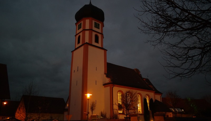 Erleuchtetes Kirchengebäude im Dunkeln