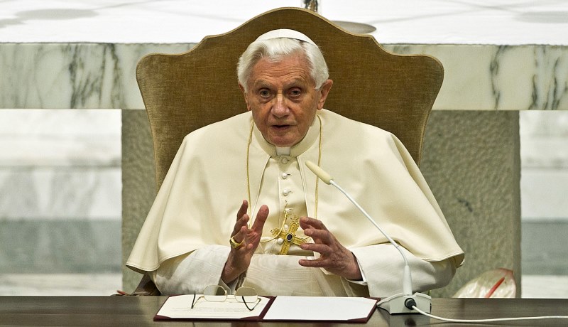 Der emeritierte Papst Benedikt sitzt am Schreibtisch.