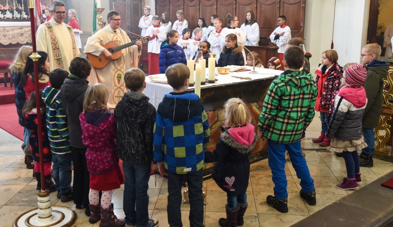 Das Vaterunser mit Kindern am Altar