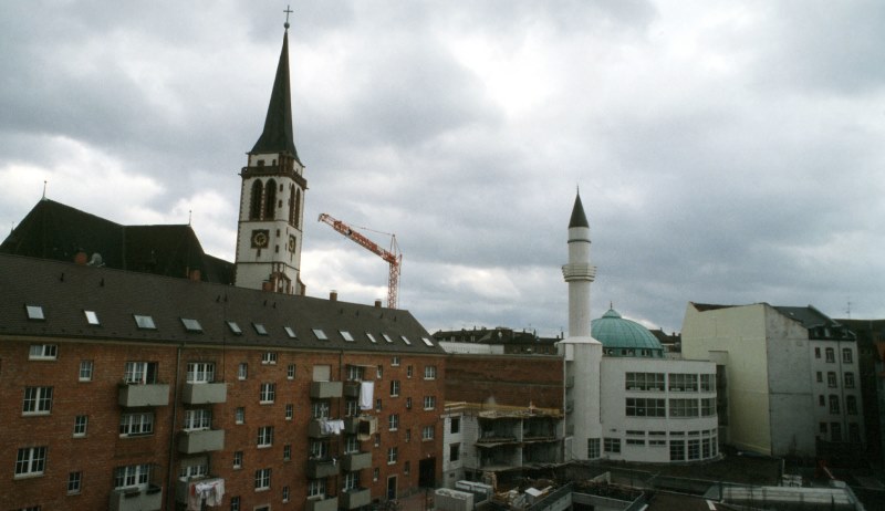 Kirche und Moschee nebeneinander