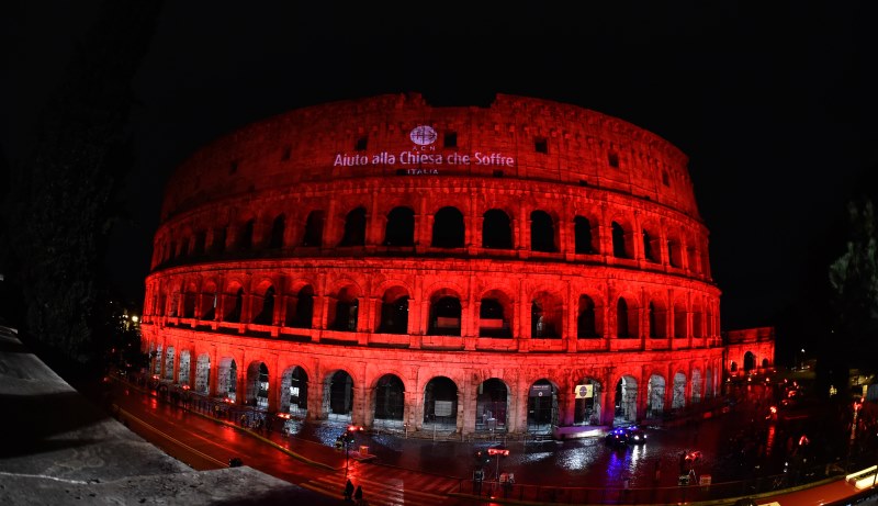 Rot beleuchtetes Kolosseum zur Erinnerung an die Christenverfolgung