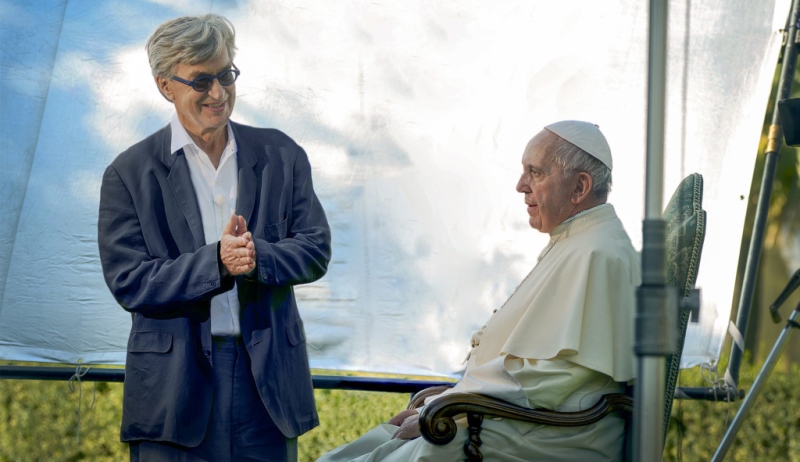 Wim Wenders spricht mit Papst Franziskus während der Produktion von seinem Dokumentationsfilm 