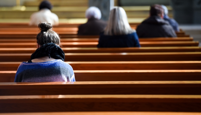 Gläubige in einer Kirchenbank