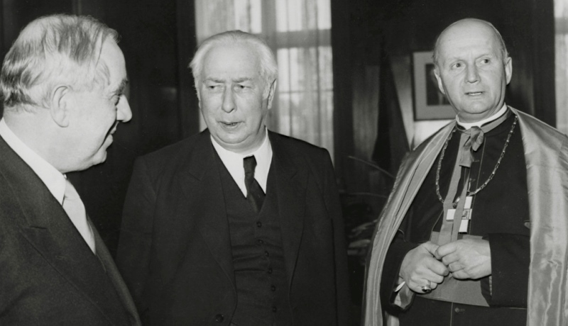 Berlin-Schöneberger Bürgermeister Ernst Reuter, Bundepräsident Theodor Heuss und Bischof Wilhelm Weskamm 1953
