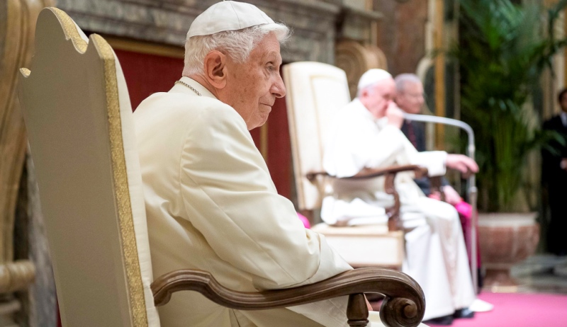Emeritierter Papst Benedikt, im Hintergrund Papst Franziskus