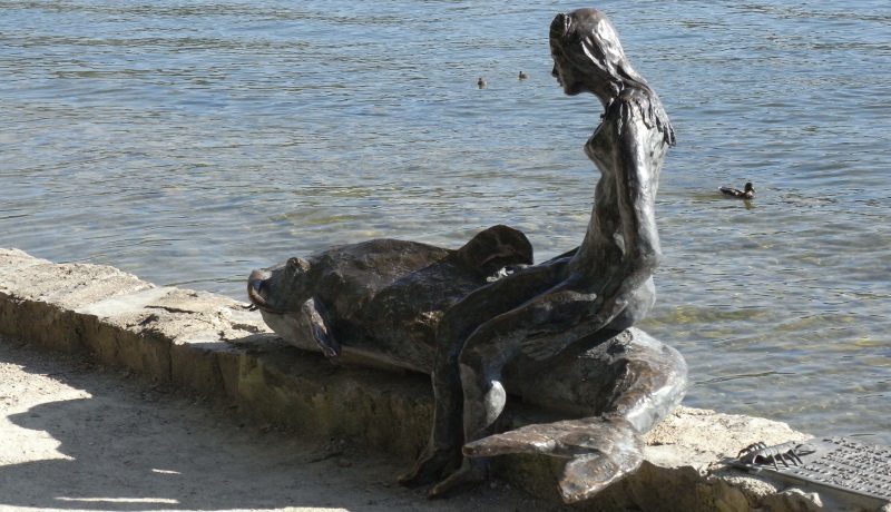 Statue Schöne Dame auf einem Fisch sitzend