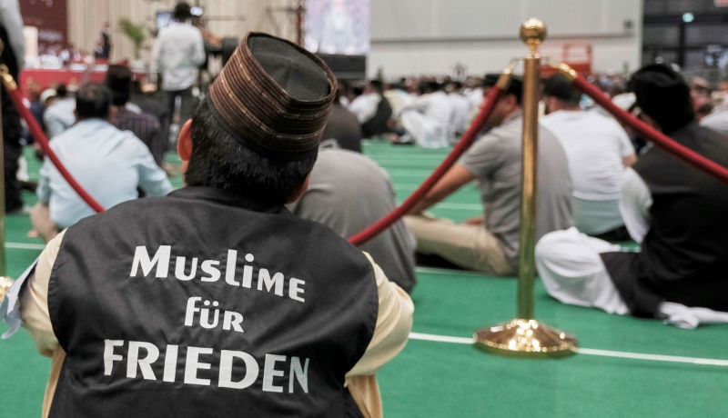 Muslim mit Jackenaufschrift "Muslime für Frieden"