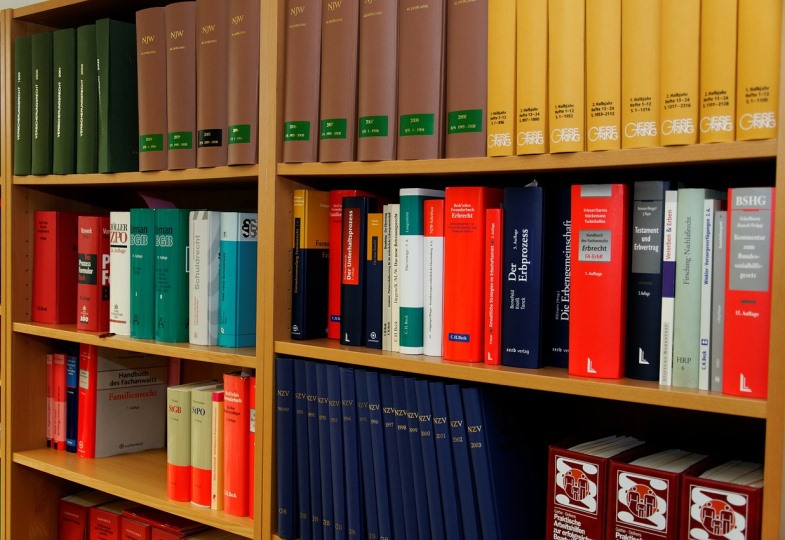 Bücherwand mit Gesetzbüchern