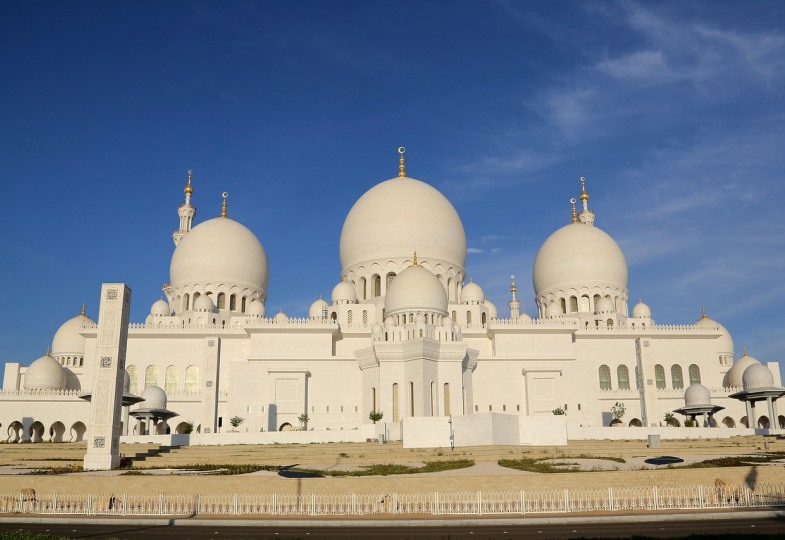 Blick auf eine Moschee in Abu Dhabi