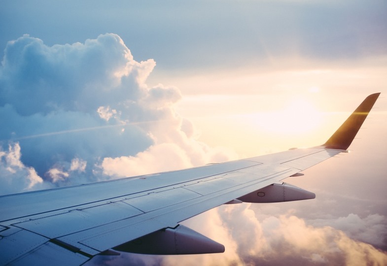 Blick aus einem Flugzeug, das über Wolken fliegt