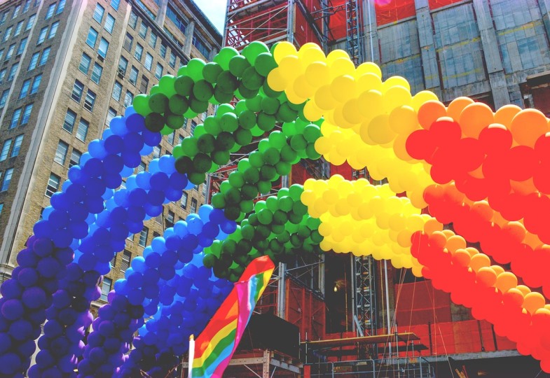 Eine Brücke aus Luftballons in Regenbogenfarben