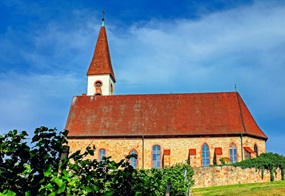 Eine Kirche in einem Dorf.